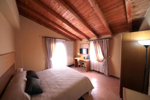 1 dormitorio con 1 cama y escritorio en una habitación en Villa Diana - Pesaro mare e cultura - intera struttura con piscina, en Mombaroccio
