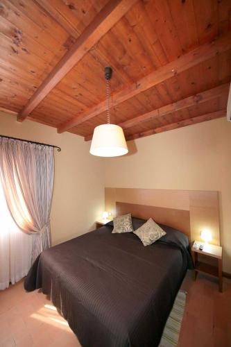 a bedroom with a black bed and a ceiling at Villa Diana - Pesaro mare e cultura - intera struttura con piscina in Mombaroccio