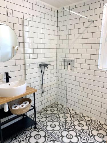 a bathroom with a sink and a shower at Aranykert Apartmanok Vének in Vének