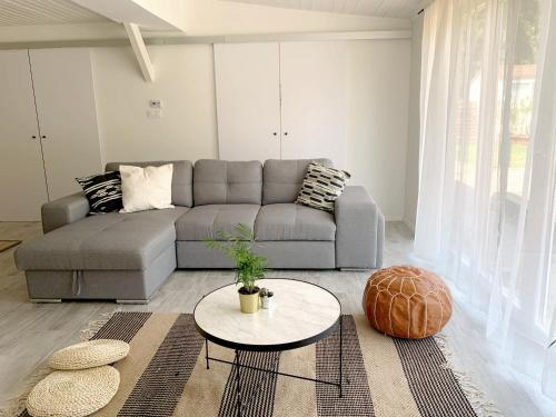 a living room with a couch and a table at Aranykert Apartmanok Vének in Vének