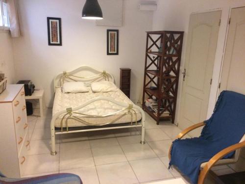 Un pat sau paturi într-o cameră la Logement aux portes de Montpellier