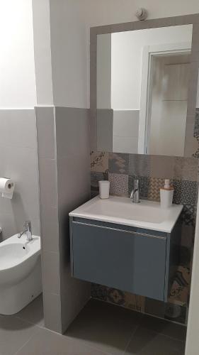 bagno con lavandino e specchio di La Chicca in centro - Centro storico Ascoli Piceno ad Ascoli Piceno