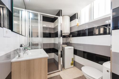 A kitchen or kitchenette at Room in Apartment - 1st line top floor apartment