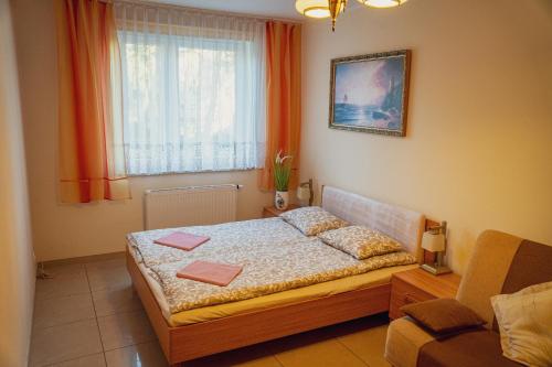 a bedroom with a bed and a window at Apartament Morski Piasek in Władysławowo