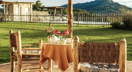 a table and two chairs with a table at Casa Terzerie in Braccagni