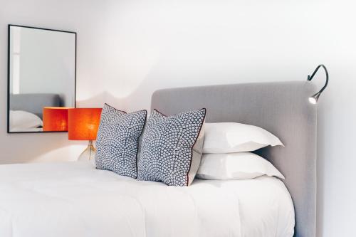 Кровать или кровати в номере South Street Apartments