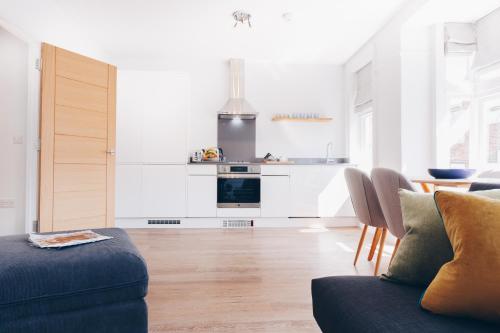 Кухня или мини-кухня в South Street Apartments
