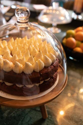 a cake in a glass dish with bananas on top at Poorter Boutique Hotel Brielle in Brielle
