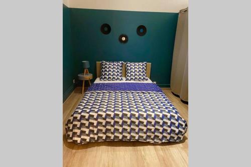una camera con un letto con una parete blu di Appartement de charme plein coeur de Moulins a Moulins