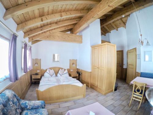 Säng eller sängar i ett rum på Alpina