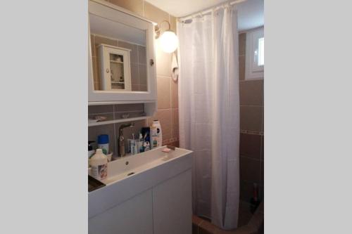 A bathroom at Cycladic Villa La Paloma - Κυκλαδίτικο σπίτι δίπλα στον γιαλό