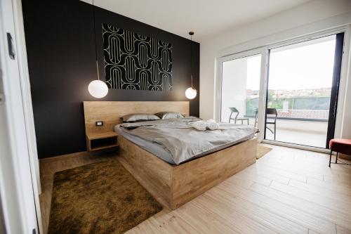 una camera da letto con un letto grande e una grande finestra di Villa Nola Luxury Vodice a Vodice