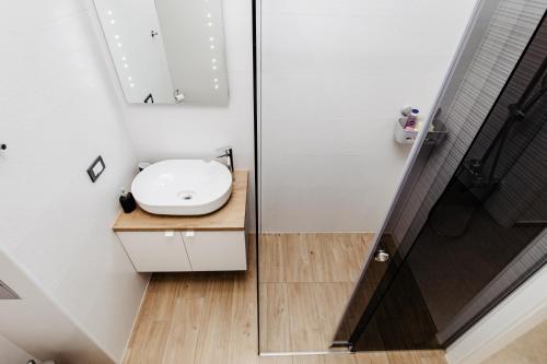 un bagno con wc e doccia in vetro di Villa Nola Luxury Vodice a Vodice
