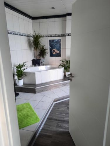 Haus Heidi في Rüber: حمام مع حوض استحمام ومغسلة