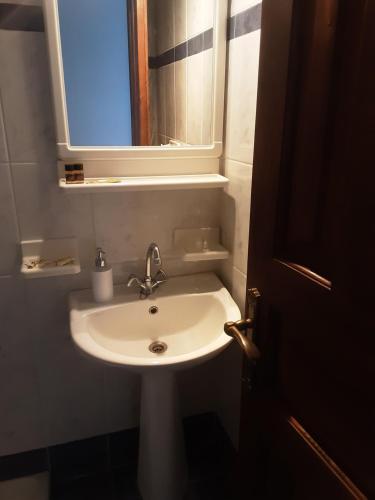 W łazience znajduje się biała umywalka i lustro. w obiekcie Magda Studios - Double Bed Room N3 w mieście Zagora