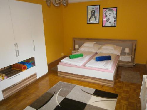 ブダペストにあるHighland Apartmentのベッドルーム1室(ベッド1台付)