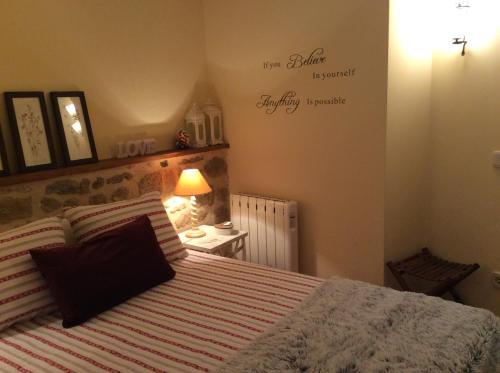 Säng eller sängar i ett rum på La Casa de Baix
