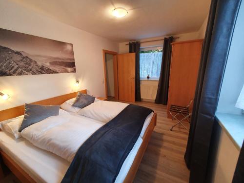 a bedroom with a large bed in a room at Glemmy Appartements inkl Sommercard in Viehhofen