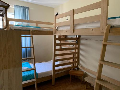 Łóżko lub łóżka piętrowe w pokoju w obiekcie Hostel Brazuca