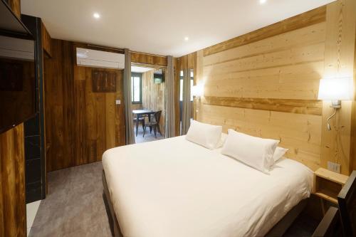 Ένα ή περισσότερα κρεβάτια σε δωμάτιο στο APPART-HOTEL DU LAC