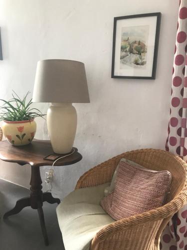 una lampada seduta su un tavolo accanto a una sedia di Oustau du Ventoux a Bédoin