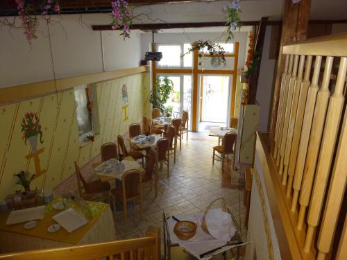 einen Blick über ein Restaurant mit Tischen und Stühlen in der Unterkunft Pension Sigwarth in Belgern