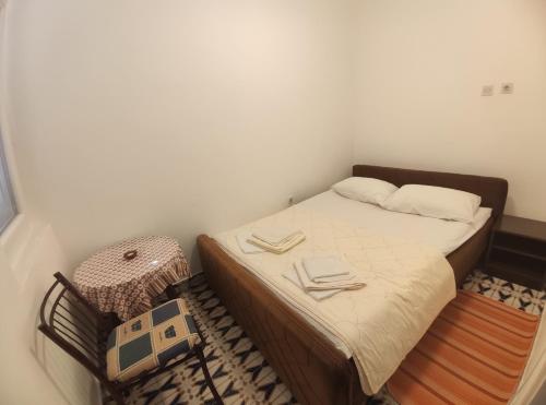 um pequeno quarto com uma cama com duas toalhas em Apartmani Djedovic 2 em Petrovac na Moru
