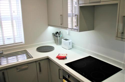 una cucina con lavandino e piano di lavoro di The Alvaros Apartment a Southend-on-Sea