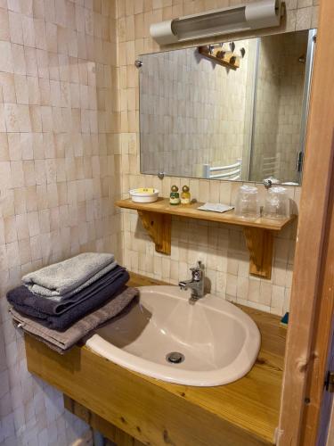 a bathroom with a sink and a mirror at Le Battieu in Samoëns
