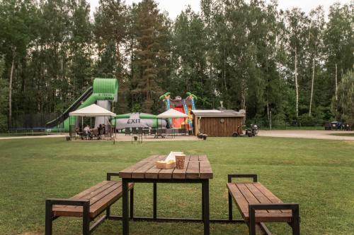 Camping & Camper place Pasvalysにある庭