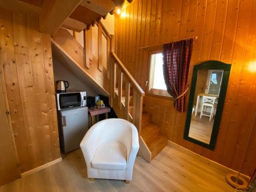 a small room with a white chair in a cabin at Le Battieu in Samoëns