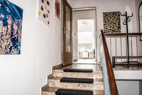 a staircase in a house with a stair case at Apartment PourinGraz für Kunst- und Tennisliebhaber in Graz