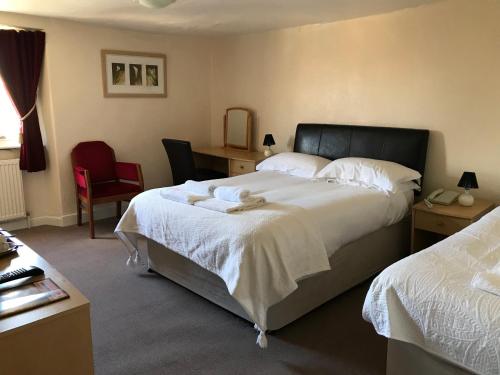 En eller flere senge i et værelse på The White Hart Hotel