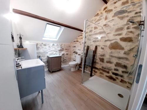 W łazience znajduje się prysznic i umywalka. w obiekcie Ty Sau Hiol, La Moniclair w mieście Péaule