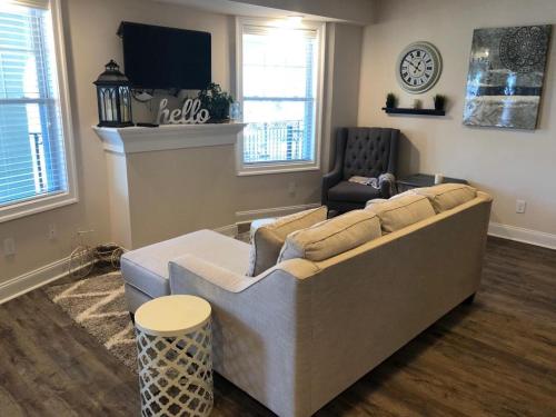 a living room with a couch and a tv at Ocean Manor 1100 Inn in Ocean City