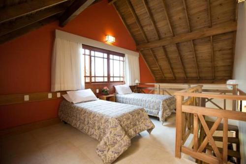um quarto com 2 camas e uma janela em Ecoland em Igrejinha