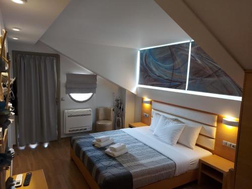Hotel Epavlis Eleftheriadi tesisinde bir odada yatak veya yataklar