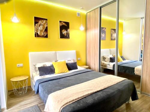 Ένα ή περισσότερα κρεβάτια σε δωμάτιο στο Grey&Yellow на Коцюбинського