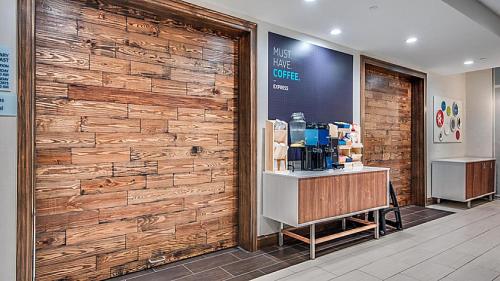een lobby met een houten wand in een winkel bij Holiday Inn Express Hotel & Suites Mount Pleasant by IHG in Mount Pleasant