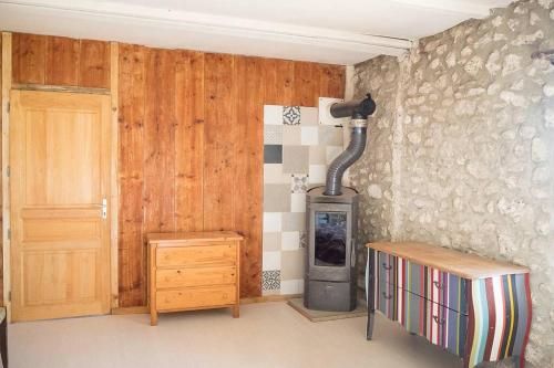 Una habitación con estufa en la esquina de una habitación en Mas provençal isolé en pleine nature, en Montjoyer