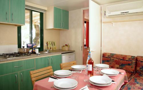 A kitchen or kitchenette at Happy Camp Mobile Homes in Camping Iscrixedda