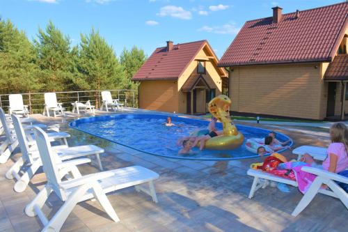 Bazén v ubytování Sosnowe Wzgórze nebo v jeho okolí