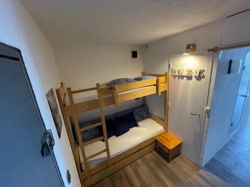 מיטה או מיטות קומותיים בחדר ב-Le choucas - Les Arcs
