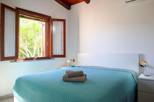 Un pat sau paturi într-o cameră la Apartment Azzuro Porto Ottiolu