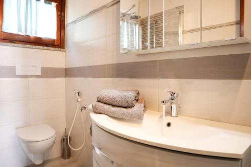 奧提奧洛港的住宿－Apartment Azzuro Porto Ottiolu，一间带水槽和卫生间的浴室