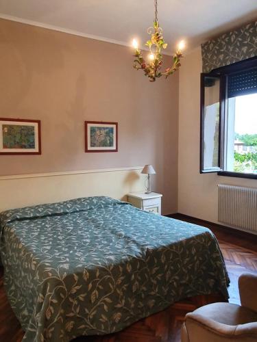 um quarto com uma cama e um lustre em villa berghinz em Veneza-Lido
