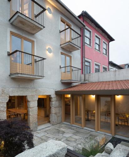 an external view of a building with a patio at Na Travessa Suítes in Porto