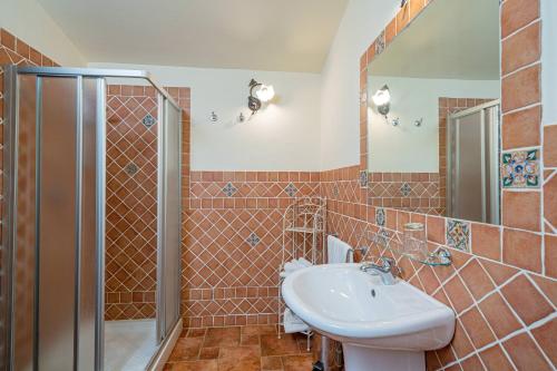 Kupatilo u objektu Borgo Alba Barona Turismo Rurale