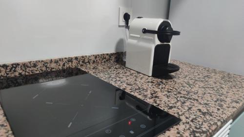 un bancone della cucina con macchina da caffè di Casa Gascona con parking, wifi y netflix gratis!! By DeLabra Apartments a Oviedo