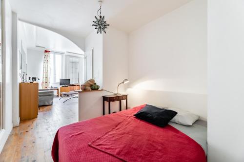 une chambre avec un lit avec une couverture rouge dans l'établissement Appartement de grand standing, joliment décoré, à Marseille
